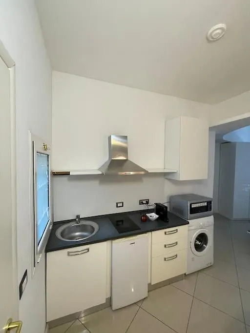 Margherita Studio Milan 0*,  Italie